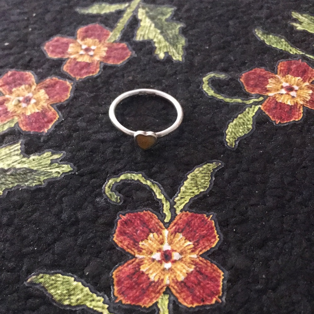 Precious bumblebee jasper heart ring! Sterling silver marked 925 and “NC”.